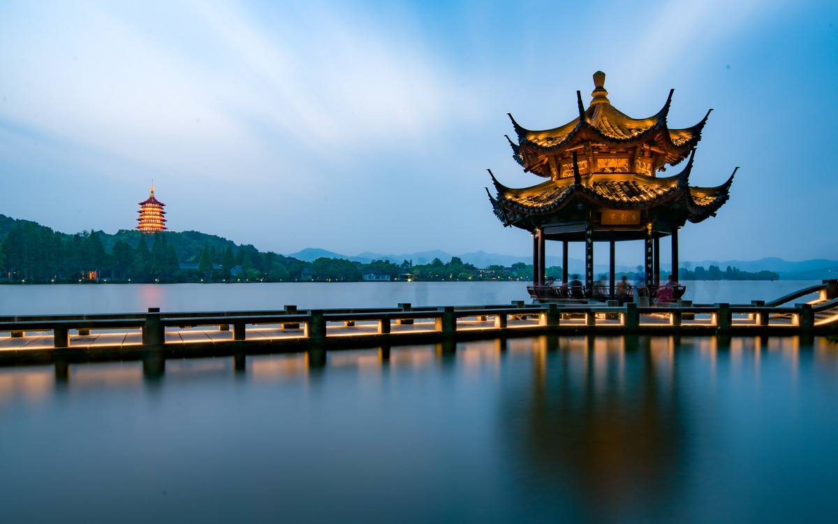 【研学·亲子游】华东三市+杭州西湖+南浔古镇+中山陵+迪士尼乐园+复旦大学双飞｜学习采茶制茶、体验古装穿越
